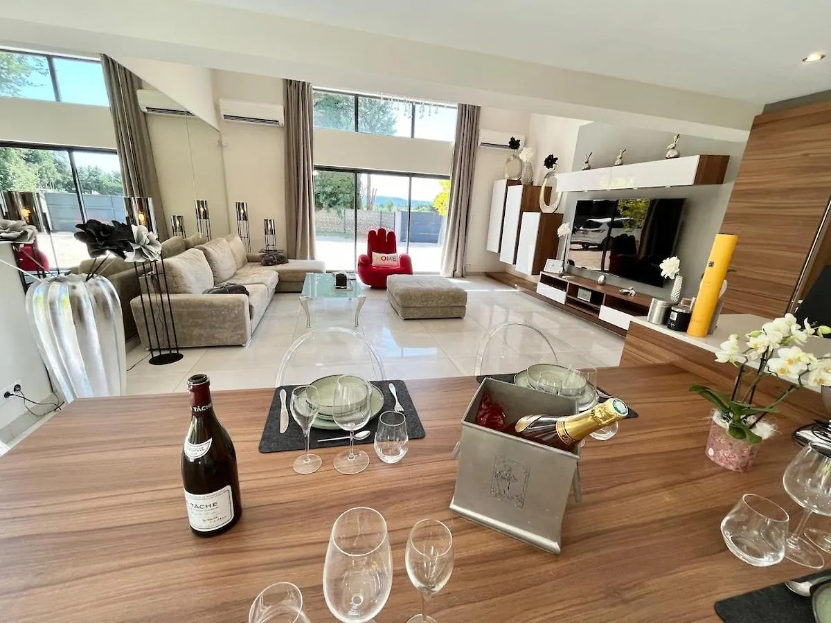 Holiday home Gite Bb Chic Du Domaine De La Franquette Caderousse France